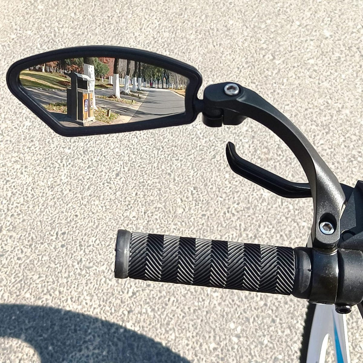1 Pair Bicycle Mirror Ebike Rearview Mirror - Handlebar Bicycle Mirror - Bicycle Mirror - Safe Rearview Mirror for Bicycle - scratch-resistant glass lens - adjustable and rotatable safe rearview mirror - 360º Rotatable - Black